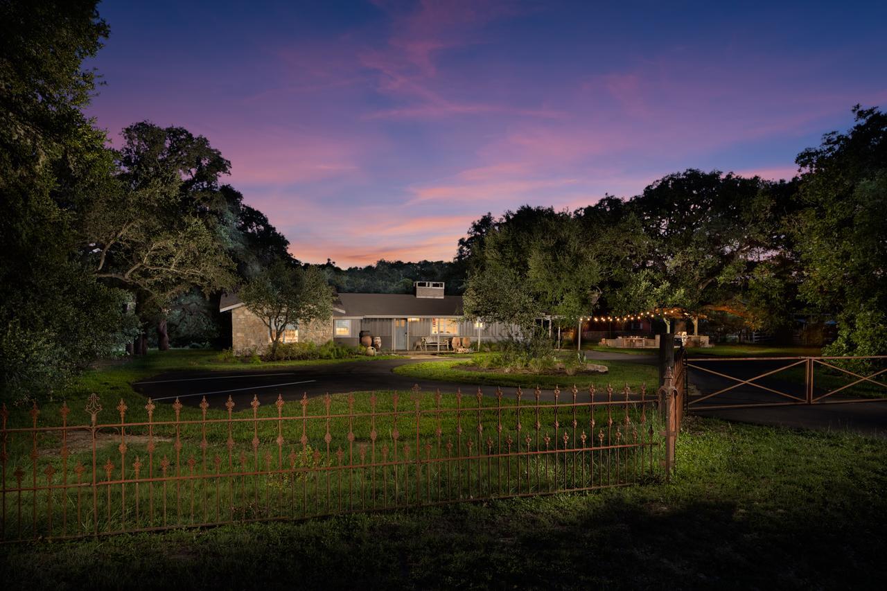 Hotel Camp Lucy Dripping Springs Esterno foto